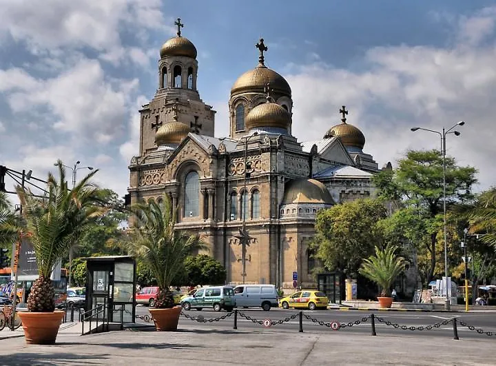 Cathedral Guesthouse فارنا